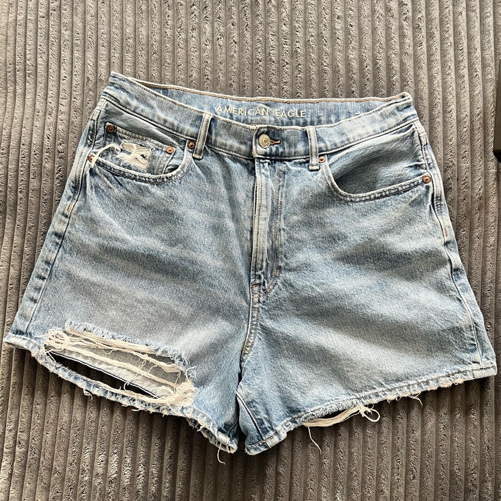 American Eagle Highest High Rise 90s Boyfriend Jean Shorts Light Wash Size 12